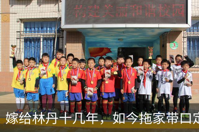 嫁给林丹十几年，如今拖家带口定居西班牙，10岁儿子要走网球路